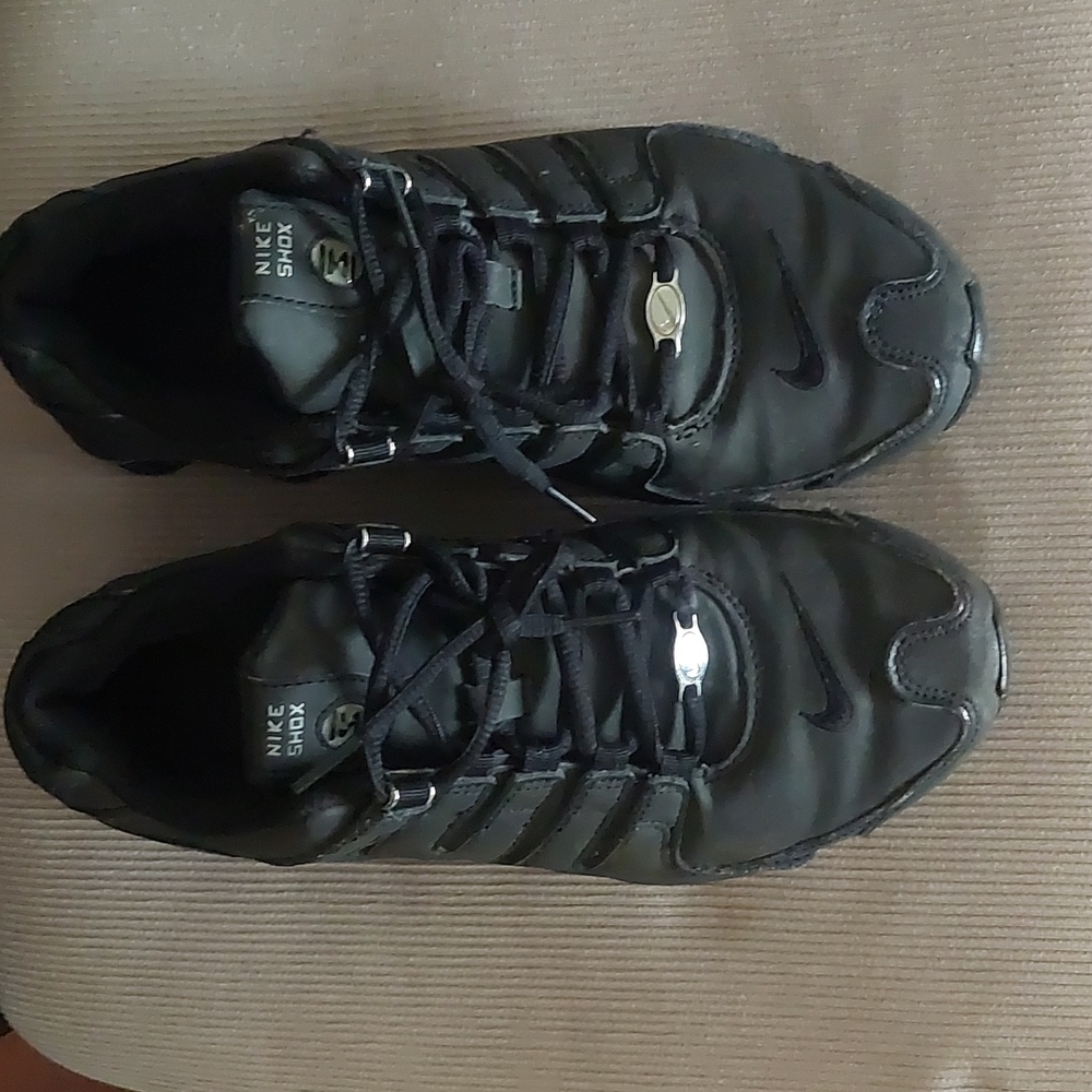 NIKE SHOX size 8